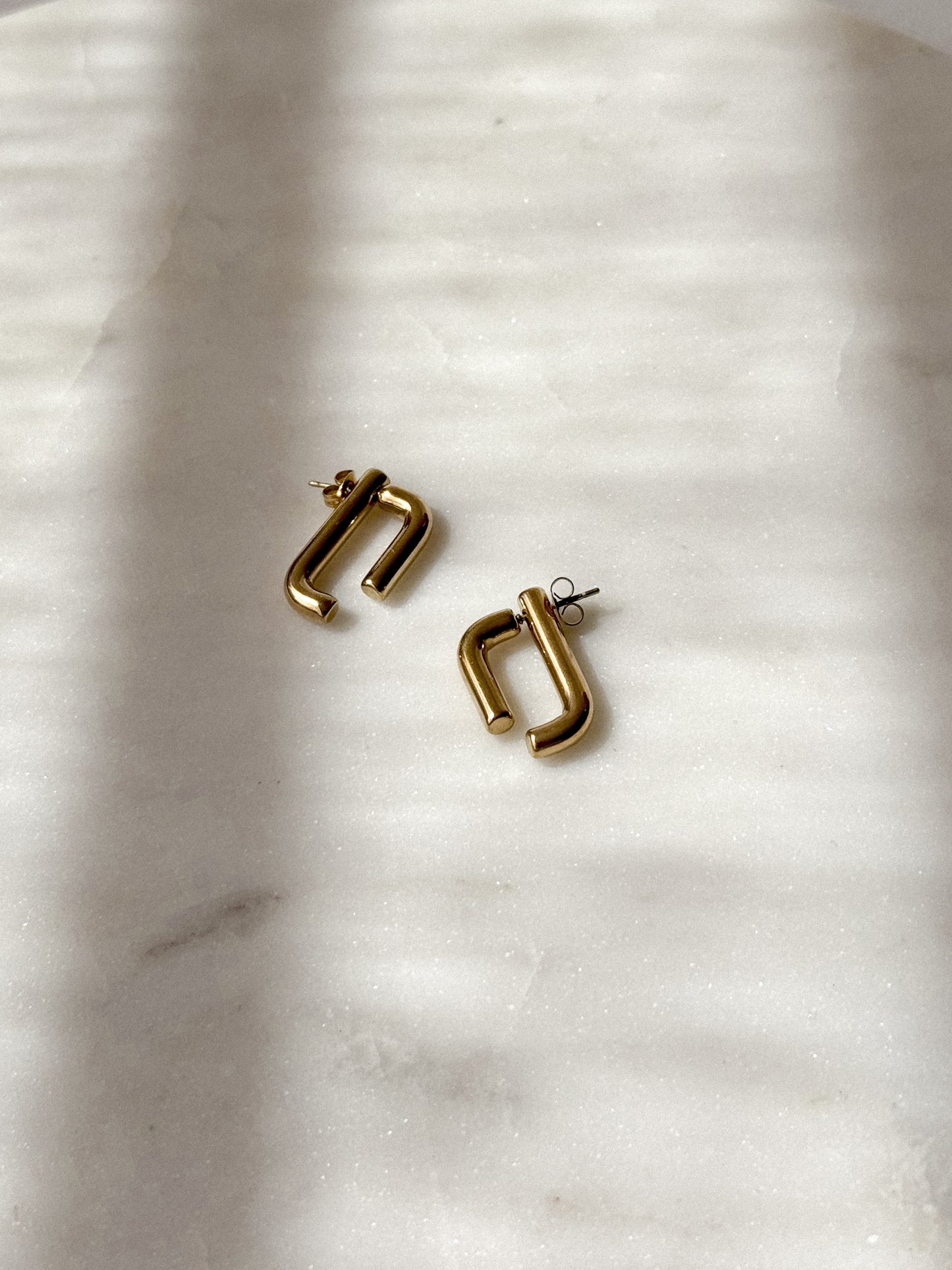 Aretes L